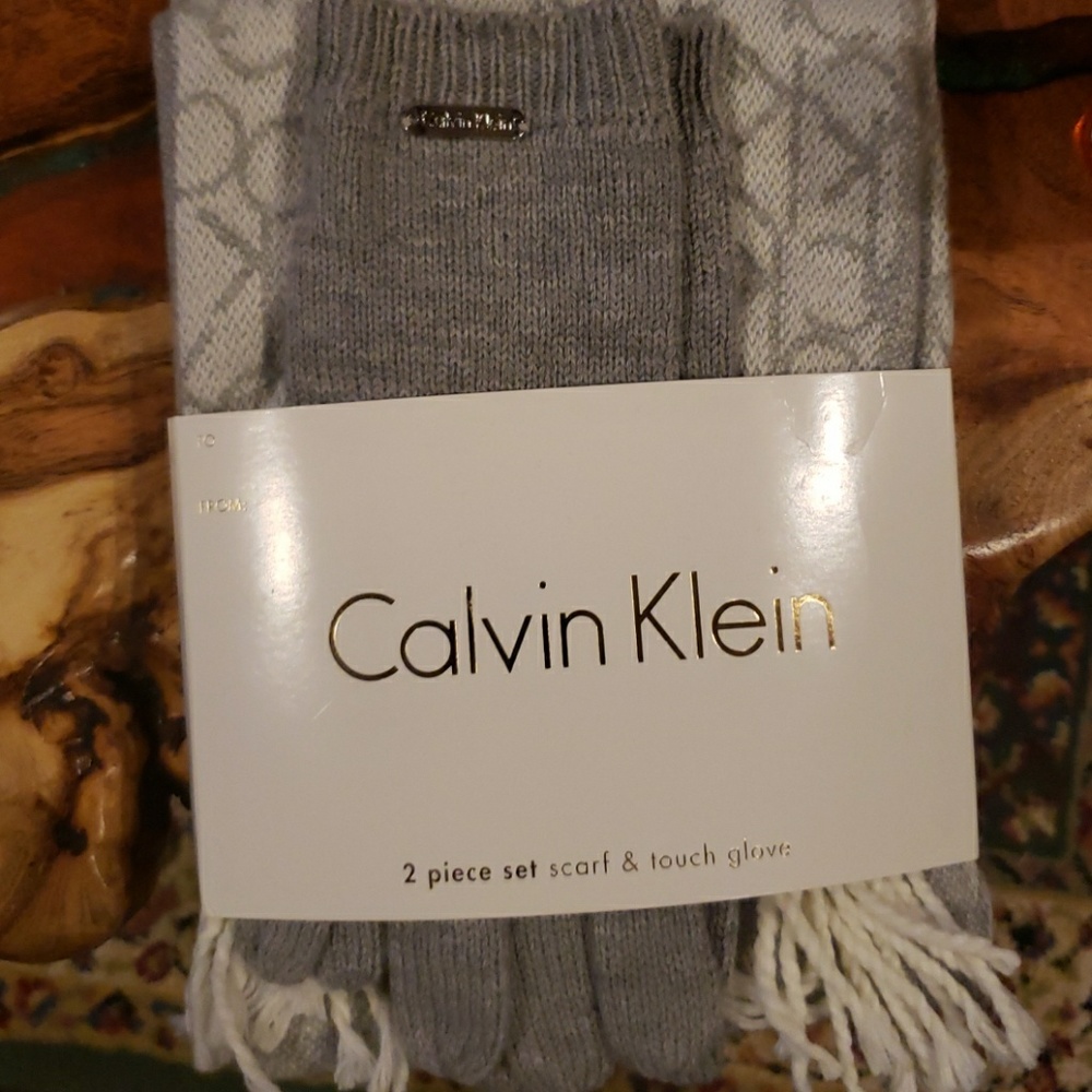 Calvin Klein 2 piece set scarf & touch gloves
